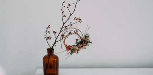 Experience the timeless beauty of Japanese traditional art through an Ikebana arrangement featuring vibrant flowers.