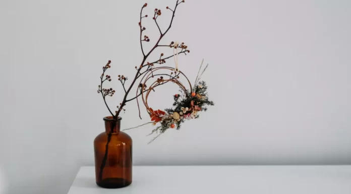 Experience the timeless beauty of Japanese traditional art through an Ikebana arrangement featuring vibrant flowers.